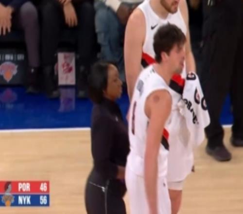 快攻被叫停！阿夫迪亚手部也不太舒服返回更衣室