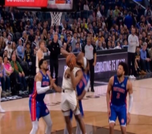 结结实实一巴掌！穆迪篮下虚晃被奥萨尔打脸上后者一级恶犯