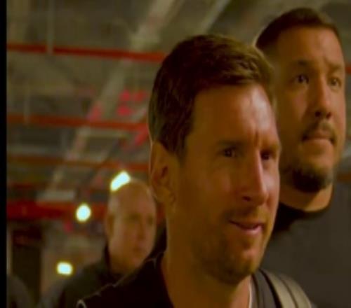 人气太高！梅西随队抵达麦德林参加友谊赛，当地球迷热烈欢迎