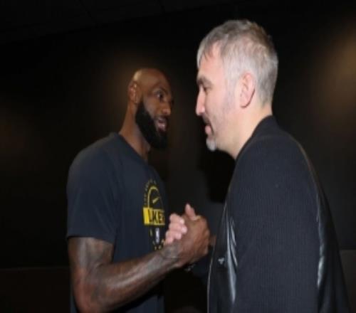 两大传奇！NBA官推晒詹姆斯与NHL历史进球王奥维契金赛后拥抱照