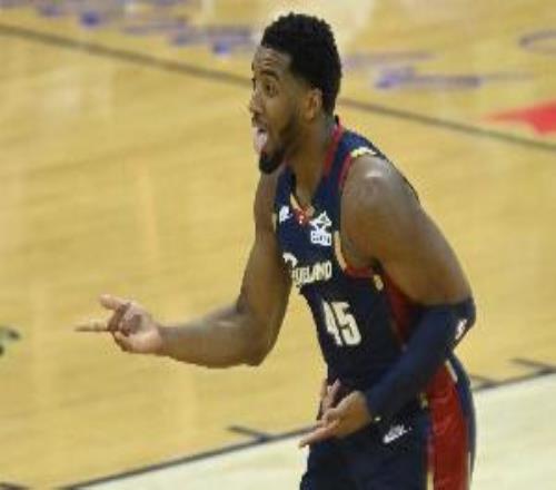 没睡醒米切尔半场6中2仅得5分3板另有7次失误太阳全队仅6失误