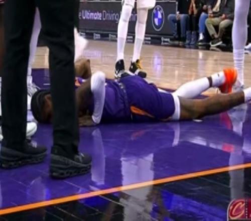 这真是伤不起了啊！杰伦格林抢板重摔背部着地好在没事