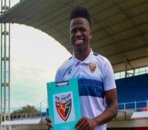 太像了网红"哥伦比亚维尼修斯"加盟当地二级联赛队，无职业经验