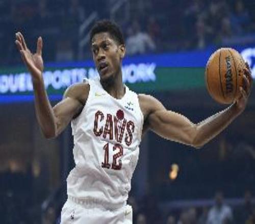 解说：骑士利用亨特交易增强后场深度国王得到经验丰富3D侧翼