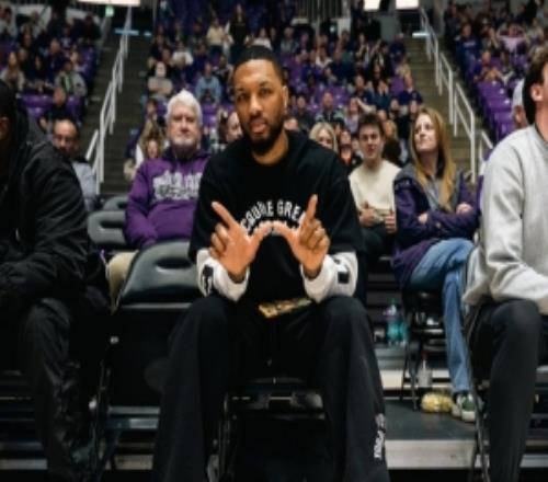 利经理来视察了！利拉德回母校韦伯州立大学看球！