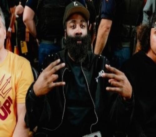 明天客场打太阳！哈登顺道回母校看了场学弟们的比赛！