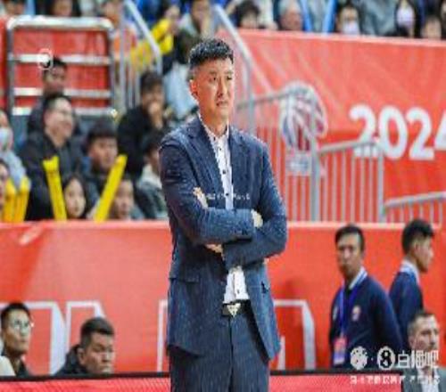 媒体人：广东本赛季一大特点是主对攻&和谁都五五开他们缺大中锋