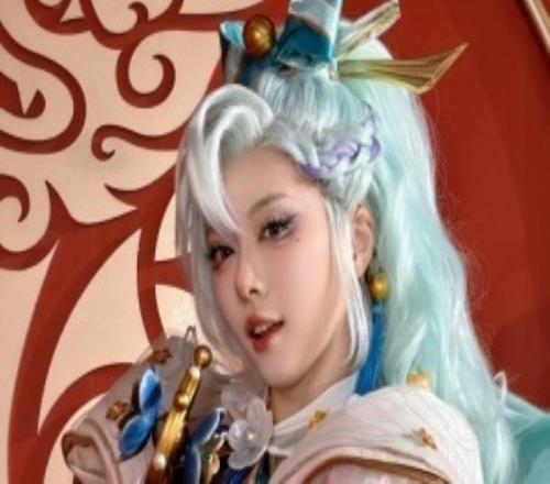 LPL女主持骆歆晒COS照：今天必须来碗酸辣粉