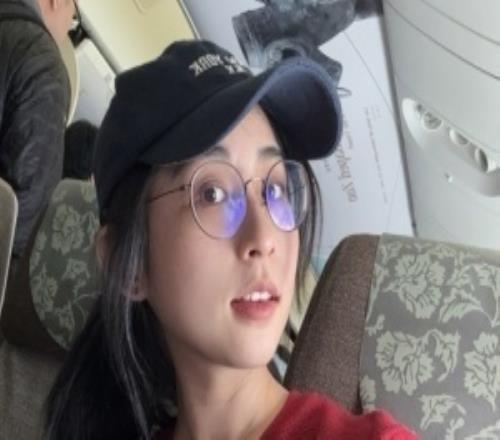 OWL主持小霜晒照：两年过去了终于