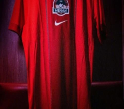 河南队发布新赛季主场球衣，红绿两色交织出河岸林木的延展节奏