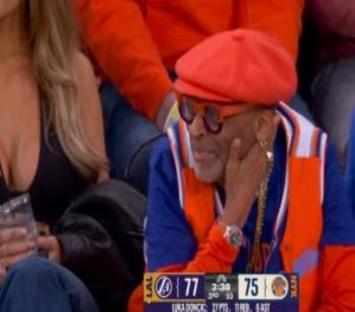 好球！东契奇三分飙中与斯派克李互动后者抓耳挠腮无奈回应