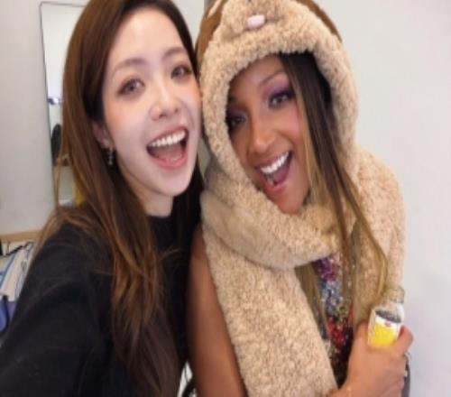 真处成闺蜜了希然晒和米奇合照：姐妹款金项链一直很想你