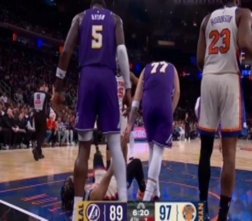 场上是对手！布伦森倒地拒绝东契奇拉自己随后被队友拉起