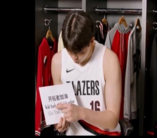 杨瀚森中文课堂开课啦！看看队友们学得咋样有的标准有的无语