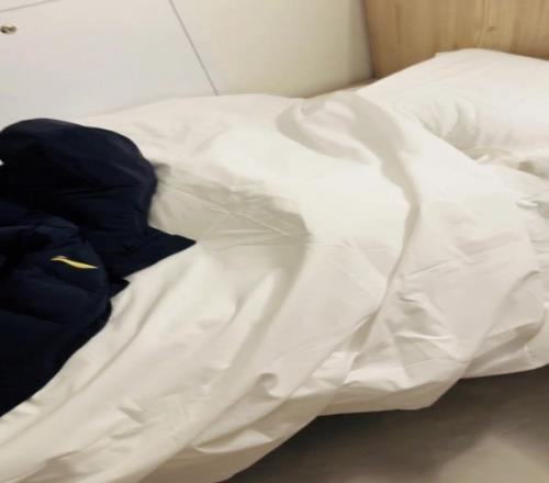 太冷了米兰冬奥村被子薄薄一层，中国滑雪运动员冷到盖被单