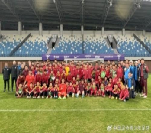 U17国少队深圳备战亚洲杯，与基地青少年梯队快乐互动