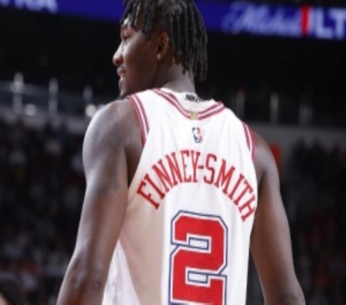 你也不太行呀！芬尼史密斯半场三分3中0除1犯规数据栏皆是0