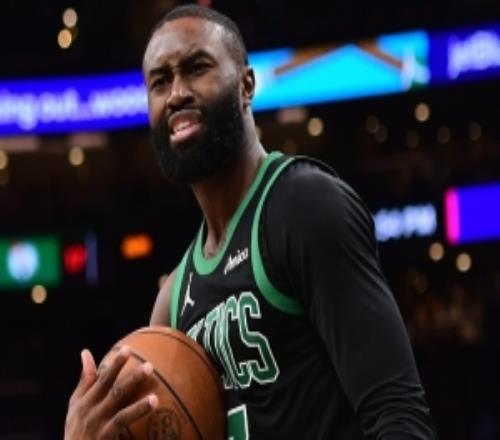 杰伦布朗：不能因为对手故意把脸凑过来就吹我进攻犯规