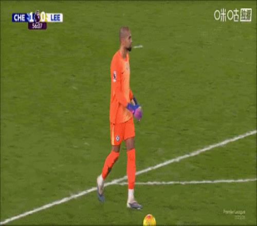 若昂·佩德罗得球突入禁区，被比约尔从身后推倒，主裁判判罚点球。