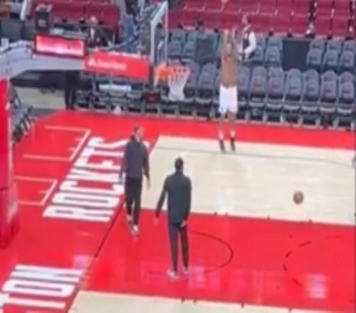 对快船生涯首秀不是很满意马瑟林赛后独自在火箭主场加练