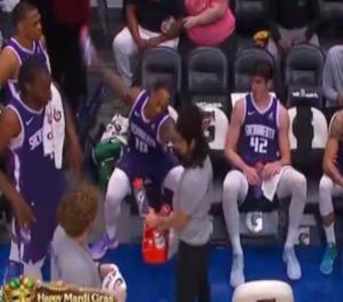 德罗赞怒砸水瓶正面视角出炉：水花飞溅众队友皆沉默雷诺懵逼