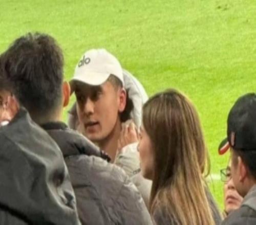 静待官宣！博主晒照，拜合拉木和贺一然现场观看蓉城亚冠比赛