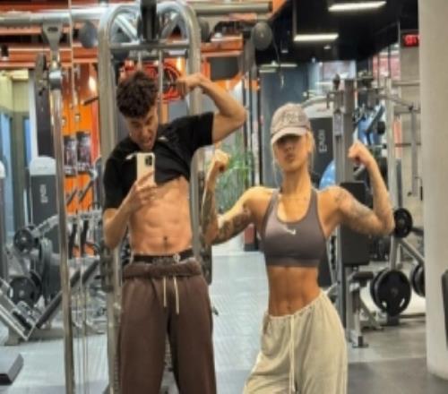 一起练出腹肌！李添荣女友晒近照：新年快乐