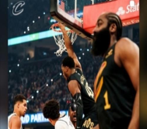 世界名画！哈登助飞米切尔空接赛后两人转发定格的瞬间