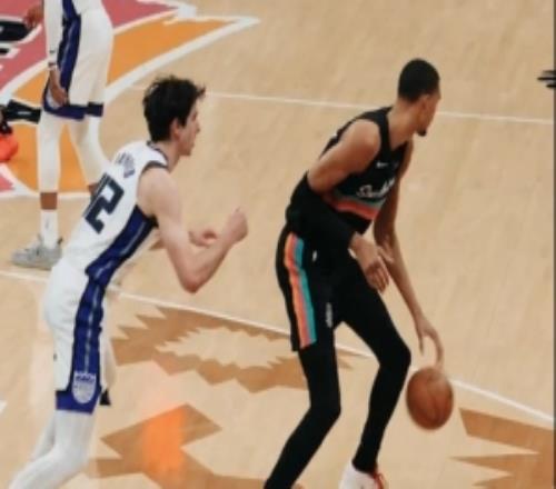 文班左手胯下起手晃人接暴扣！克劳福德坐不住了：