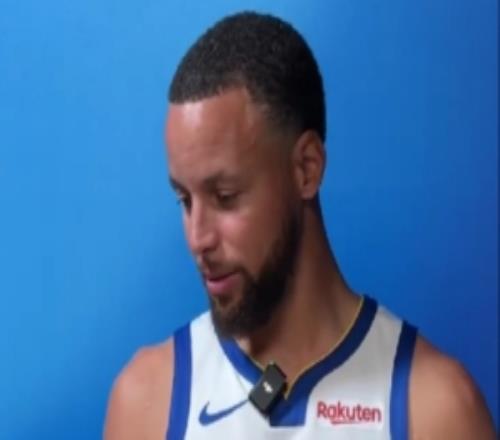 勇士众将品尝中国零食：库里钟爱辣椒酱穆迪喜欢椰奶波姐爱旺仔