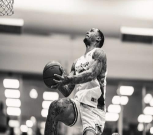 使不完的劲！广厦外援塔克间歇期在澳洲打野球上演疯狂扣篮秀