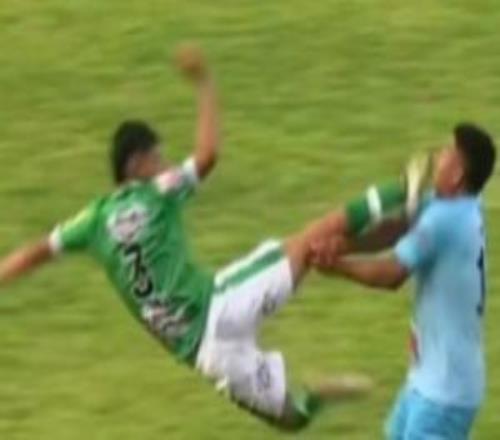 太暴力了秘鲁杯球员追打飞踹，警察出动、裁判离场，比赛中断