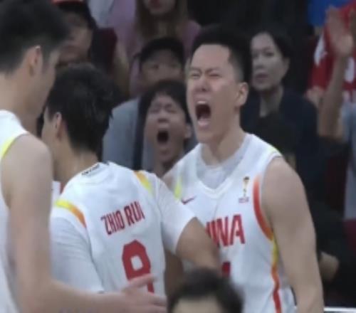 活力十足！李弘权奋力拼下前场篮板补篮得手但加罚不中没能扳平