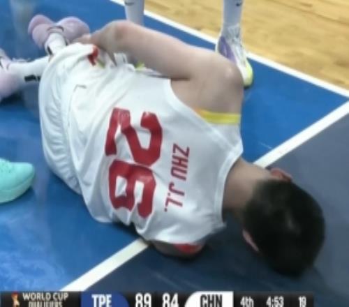 伤不起啊!朱俊龙反击被对手放倒重摔郭士强申请升级犯规无果