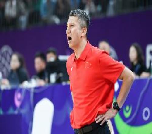 解说：中国男篮今天的防守真是不好怎么就又跑起来了不该给转换