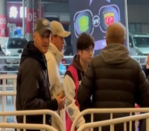 考察对手记者：申花主帅斯卢茨基来到现场观看超级杯