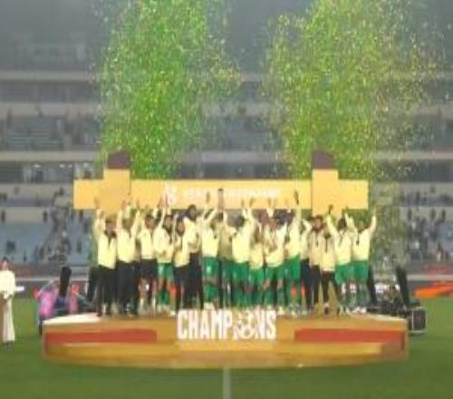 捧杯时刻！国安队长张稀哲带领全队捧起超级杯冠军奖杯！