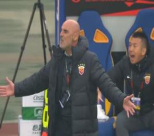 记者：海港在中场的变化最大维塔尔往前推后场没人接球