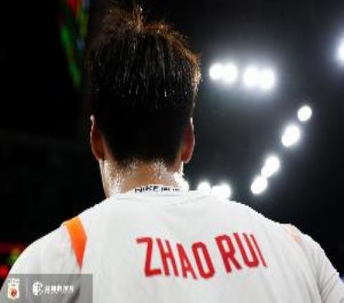 吓死个人！赵睿13投2中拿到12分5板5助关键造犯规取得领先