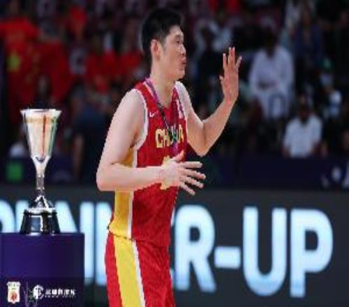 稳定发挥！胡金秋半场出战12分钟6中3拿到6分2板