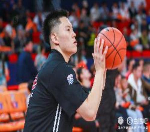 媒体人：李弘权打3速度差点打4身高不足但精神属性真可弥补很多