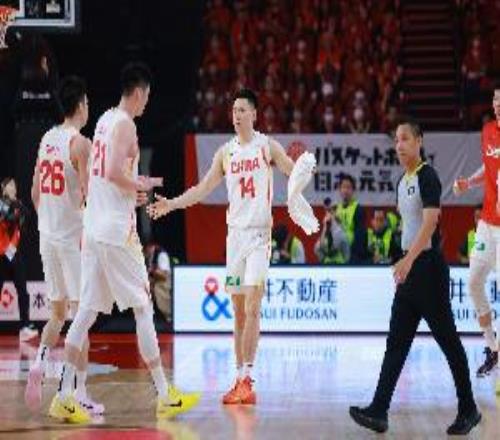 媒体人：李弘权冲篮板&二次进攻嗅觉是现在中国男篮锋线最紧缺的