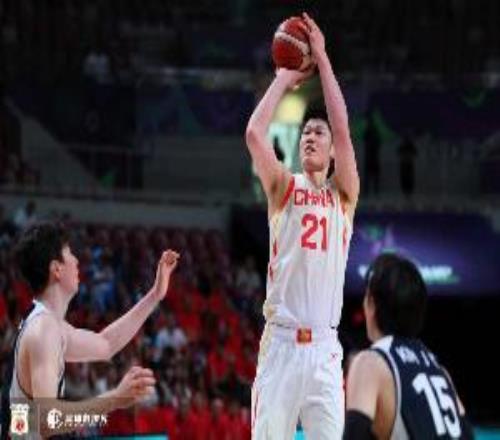 防守再硬一点！胡金秋首节出战5分25秒4中3拿到6分1板