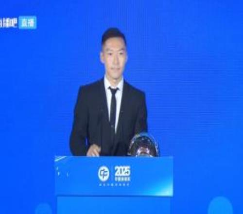吴曦谈获奖：上个月我37岁，这也许是我作为球员最后一个个人奖项
