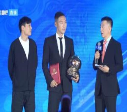 五届“中国金球奖”得主武磊为两届“中国金球奖”吴曦颁奖