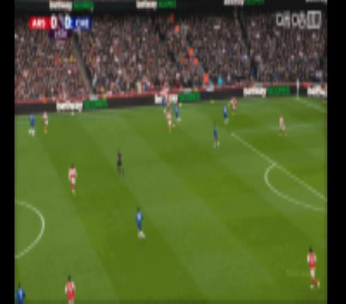 埃泽尝试中场吊射被桑切斯拿到，回放看门将拍球后出底线但没给角