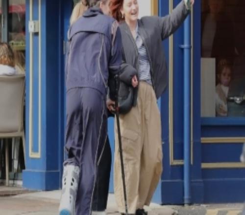 赛季报销，太阳报：格拉利什穿保护靴外出，与球迷热情合影