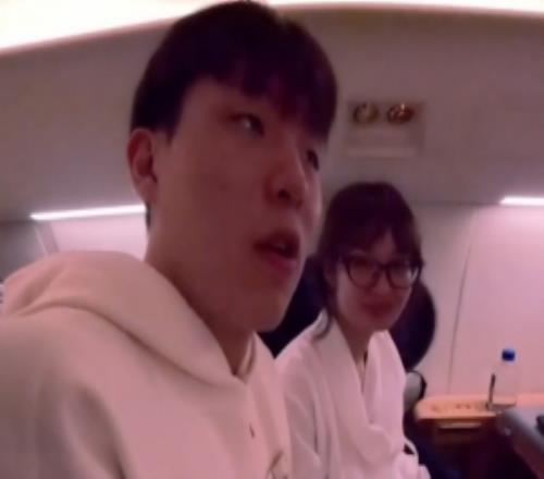 克林根&杨瀚森全明星赛出发Vlog小杨携女友出镜乘坐私人飞机