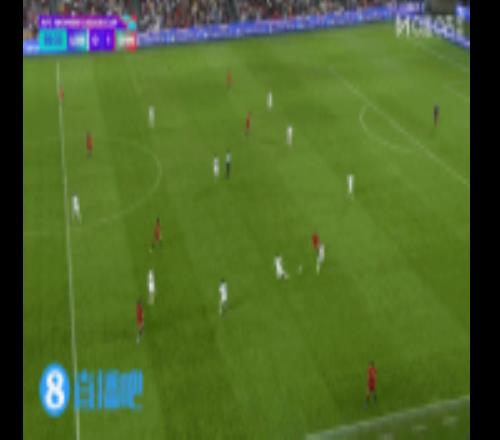 对手门将和后卫相撞后双双倒地，李晴潼禁区外打空门得手！