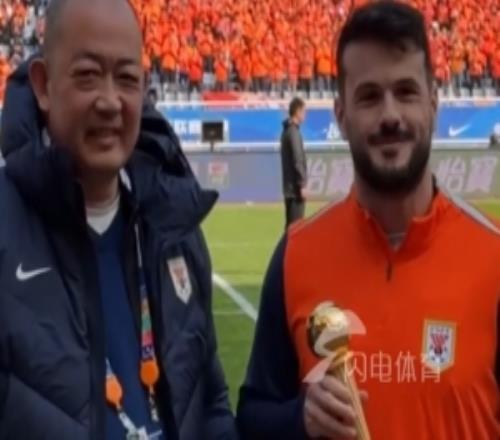 中超首轮赛前，泰山俱乐部董事长吴志东为瓦科颁发最佳球员奖项